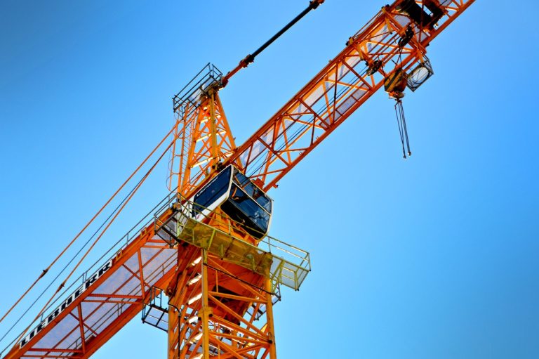 crane 1586476 1280 Wymagania i kwalifikacje potrzebne do pracy jako operator dźwigu