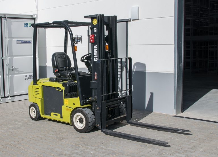 machine 3184176 1280 Kursy na stanowisko operatora wózków widłowych - jakie są wymagania?